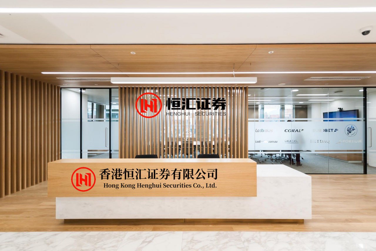 长春博时配资 王楚钦指导U19小将, 训练中一打二强度超标! 年轻选手心理崩溃? 教法打破...